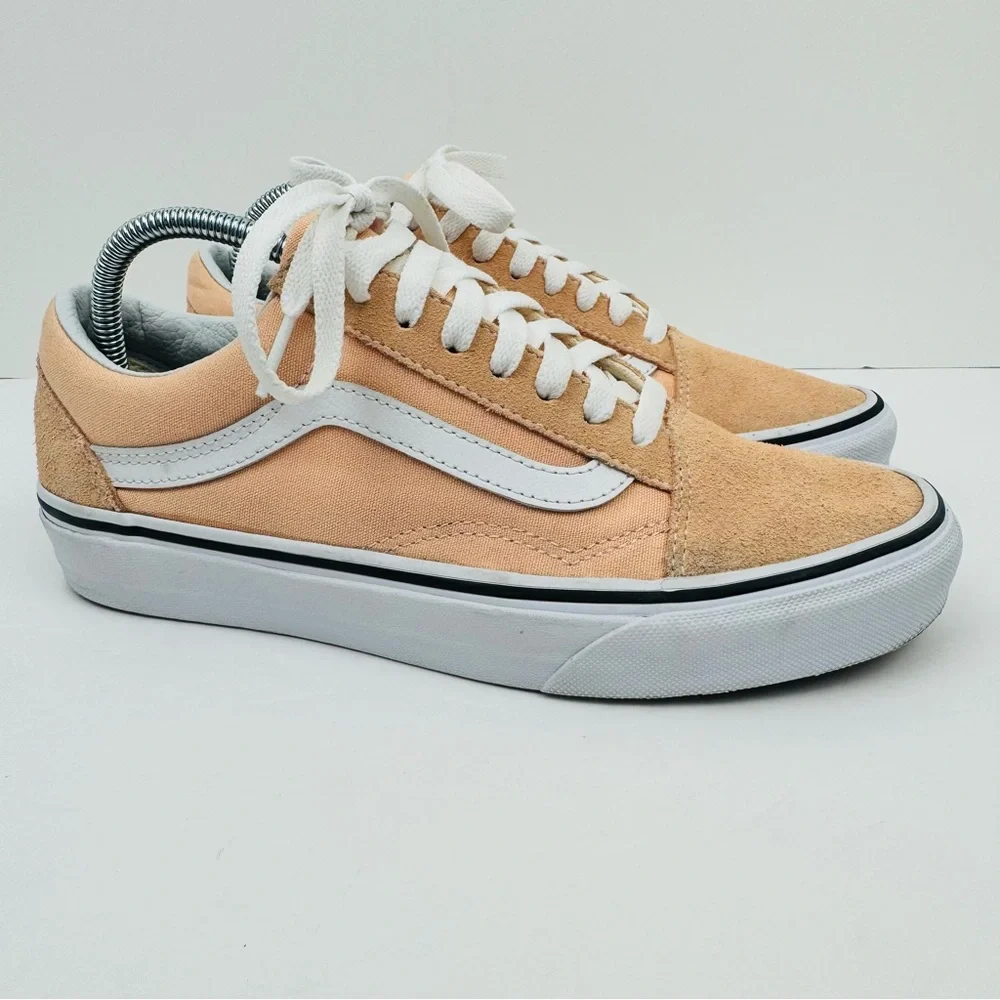 Vans Old Skool sneakers. Peach colorway. Men’s size 6.5/ women’s size 8. Low top